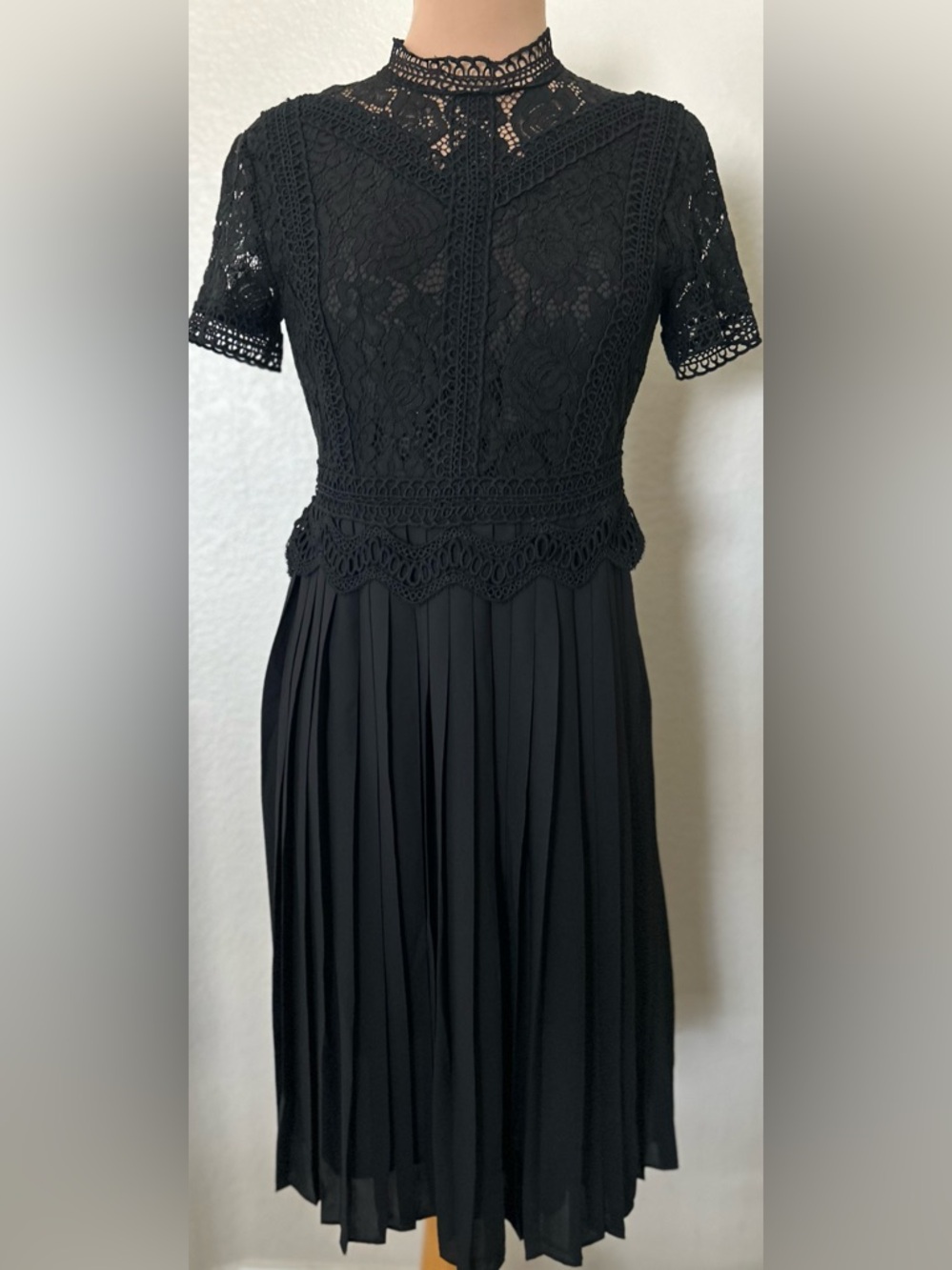 Elegant Black Lace Pleated Midi Dress